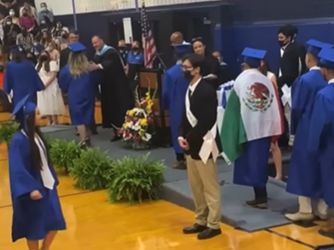 校方回应指该名学生把国旗披在身上，不尊重毕业礼的重要性和庄严。影片截图