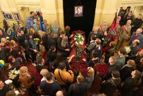  基輔國家歌劇院舉行的喪禮上，有藝術家向志願參軍的謝普沃爾致最後敬意。AP圖片