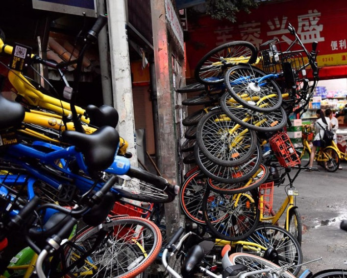 各種品牌的共享單車堆積如山。圖：騰訊