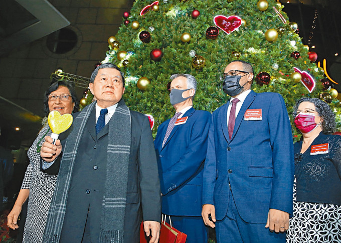 徐旭东（左二）前晚出席远东集团圣诞亮灯仪式。