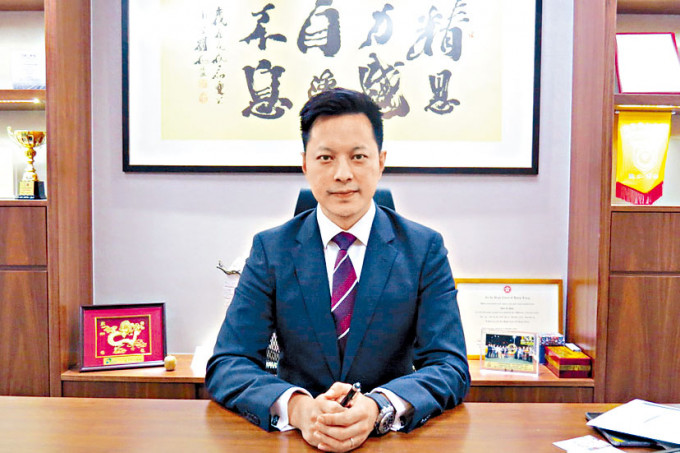 實力建業前執董兼行政總裁袁志平遭廉署指控，詐騙聯交所及該公司貸款共1.1億元。