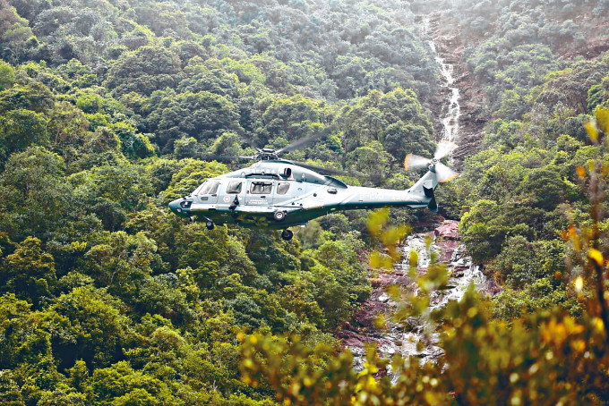 直升机抵「飞凤石涧」救援。