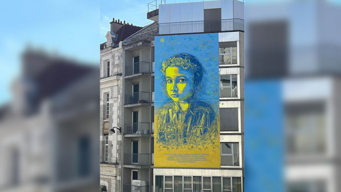 巴黎街头挂乌克兰女孩巨型画像，画家希望警惕世人。FB图
