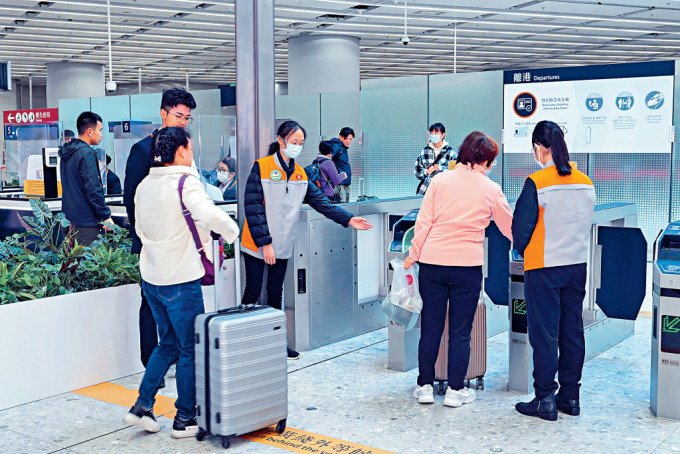 港鐵安排學生體驗多個工作崗位，包括到高鐵西九龍站當客戶服務員。