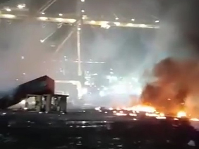 阿联酋迪拜主要港口杰贝阿里港昨晚一艘船上的化学品发生爆炸，引发大火。影片截图