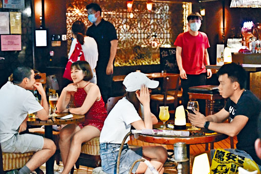 ■疫情緩和下，餐廳食肆今起放寬至不超過八人一枱，酒吧不可多於四人一枱。