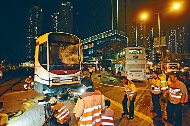 肇事轻铁列车出轨，车头挡风爆裂，被撞港铁巴士铲上石壆。资料图片