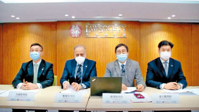 香港律師會緊急召開記者會，宣布接管兩家律師行。