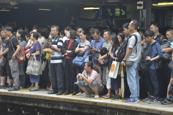 港铁料在下班时间，车站仍然会很多人，会增加额外人手协助乘客。关伟华摄