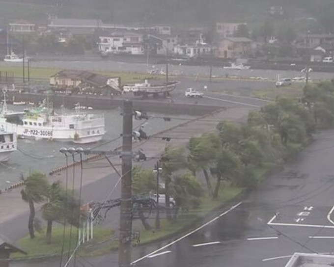 宮崎等地橫風橫雨海陸空交通癱瘓。