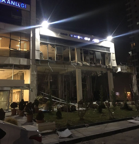 爆炸導致周圍建築物的窗戶被炸碎。(網圖)