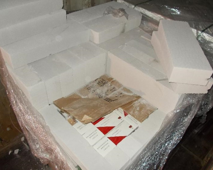 私煙被磚頭圍封並放置在6塊卡板上。圖:政府新聞處