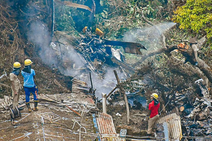 印度一架空军直升机，周三在泰米尔纳德邦库努尔地区坠毁。