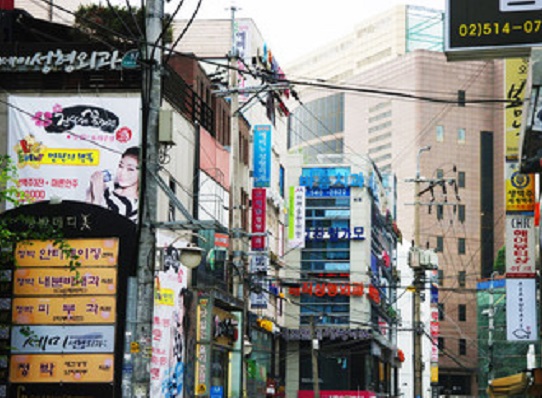 南韩10天长假期，吸引不少女生到整形医院整形。 网上图片