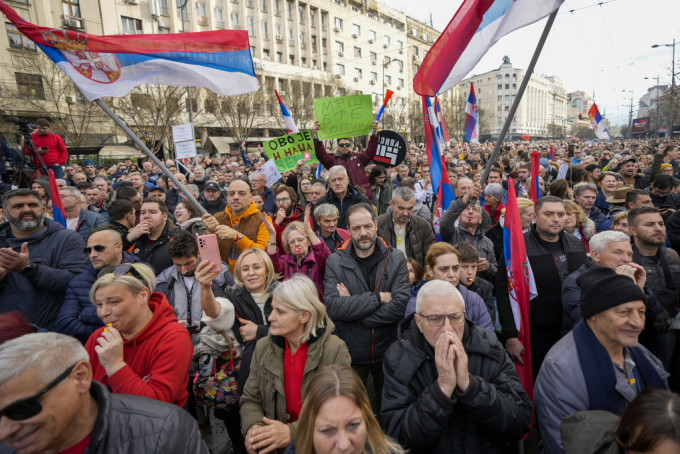 塞尔维亚首都数千人示威，抗议选举不公。美联社