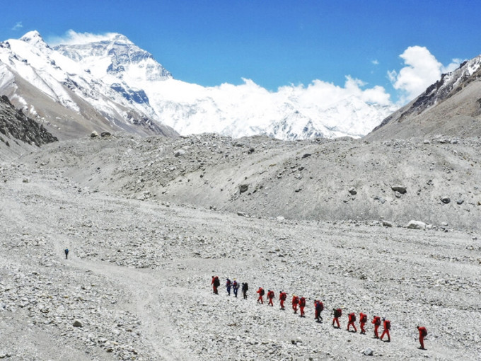 中國政府將在珠穆朗瑪峰北坡設置隔離線。AP圖片