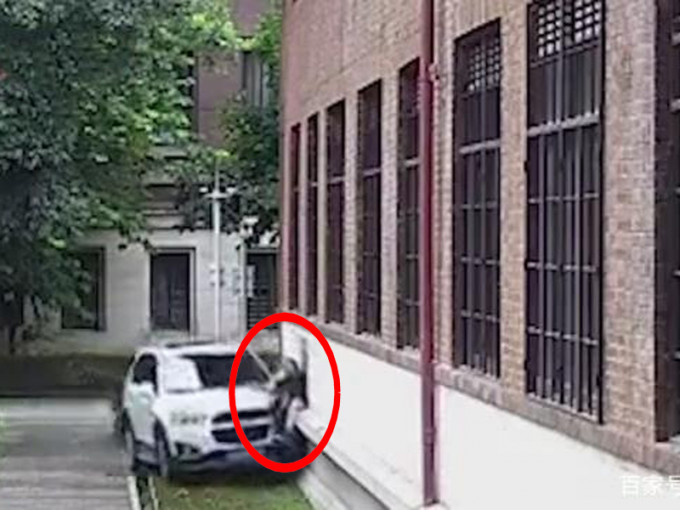 廣州37歲男子因糾紛故意開車撞人，直接把對方撞到牆上。(網圖)