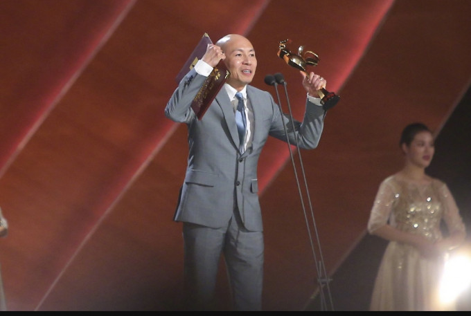 林超賢領獎後，在台上講感言時表現激動。
