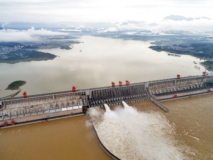 长江洪灾持续，武汉购360吨黄豆防溃堤。AP图片