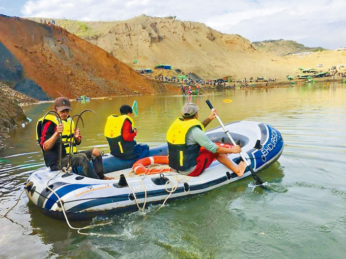 ■救援人员周三在湖泊，搜寻帕甘玉石矿区失踪者。