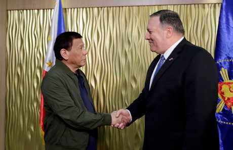 蓬佩奧（右）晚上與菲律賓總統杜特爾特（左）會面。AP