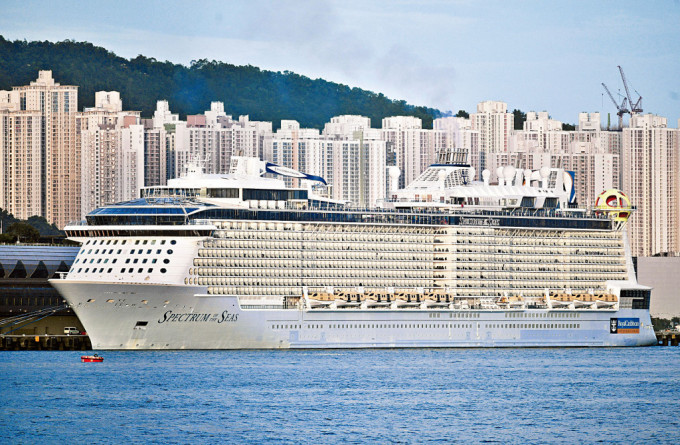 「海洋光谱号」疫后首度来港，明年底再以香港为母港。 