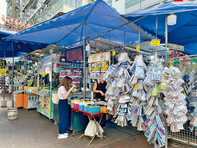 鸭寮街售卖的日本旅游专用SIM卡中，一些SIM卡日均少于6.5元就有交易。