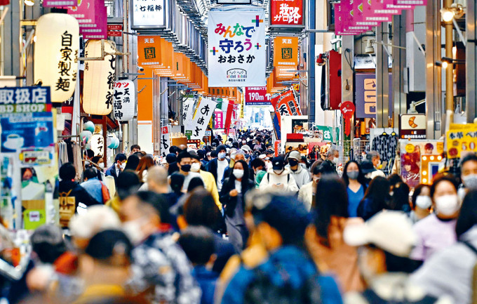 ■大阪商業區上月前擠滿戴口罩逛街的市民。