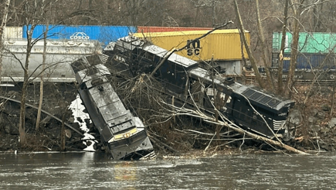 美国列车相撞，有车卡翻进河沟。
