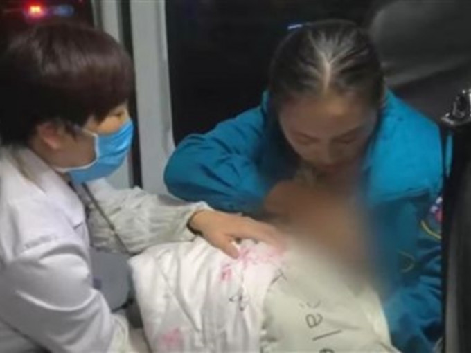 護士掀上衣餵母乳安撫。網上圖片