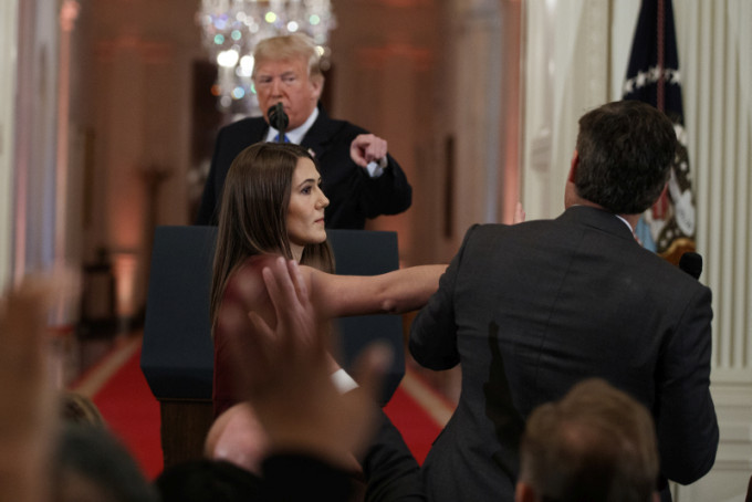 CNN记者阿科斯塔的尖锐问题引得特朗普不悦，要白宫女实习生抢他的咪高峰，之后不准他再入白宫采访。AP
