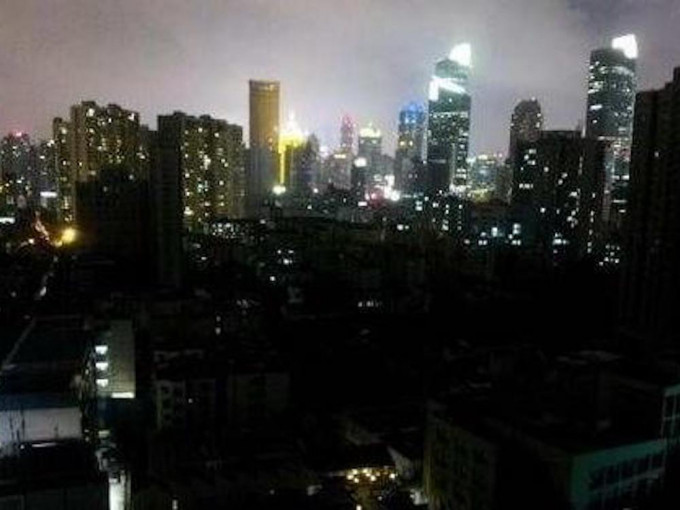 上海市區昨日多次跳掣停電，居民一度捱凍。網圖