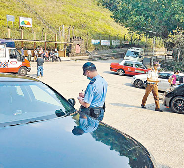 ■荃灣警區人員在區內檢控違泊車輛。