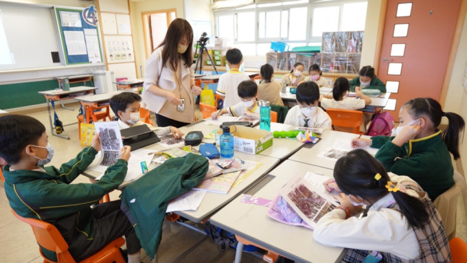 李宗德小學推混合學習，與日本韓國學生共同上課。