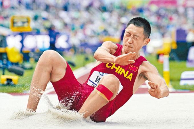 王嘉男凭最后惊天一跳，摘下亚洲男子跳远史上首枚世锦赛金牌。
