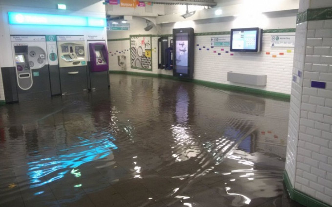 巴黎地铁站被水淹浸。网上图片