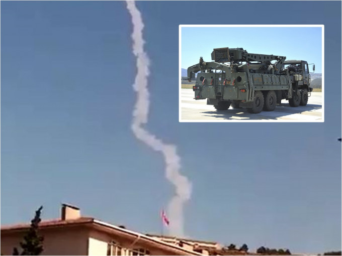 影片拍到土耳其正在試射導彈，相信為俄制「S-400」導彈。影片截圖，小圖為AP資料圖片
