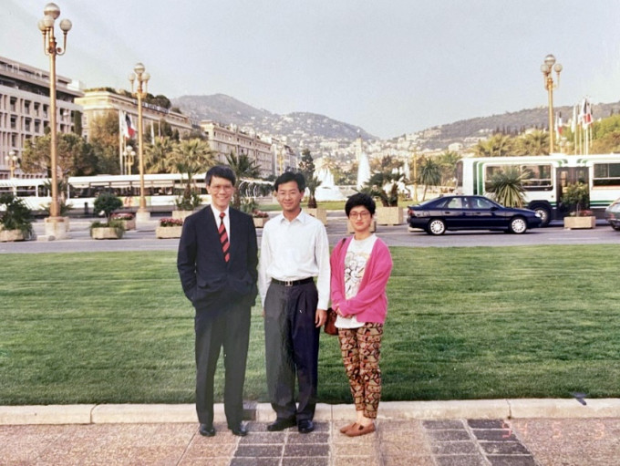 余偉文（中）於1994 年首次陪同時任金管局總裁任志剛（左）到外地公幹。