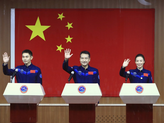 翟志剛(中)、王亞平(右)及葉光富(左)將進行神舟十三號載人航天任務。新華社圖片