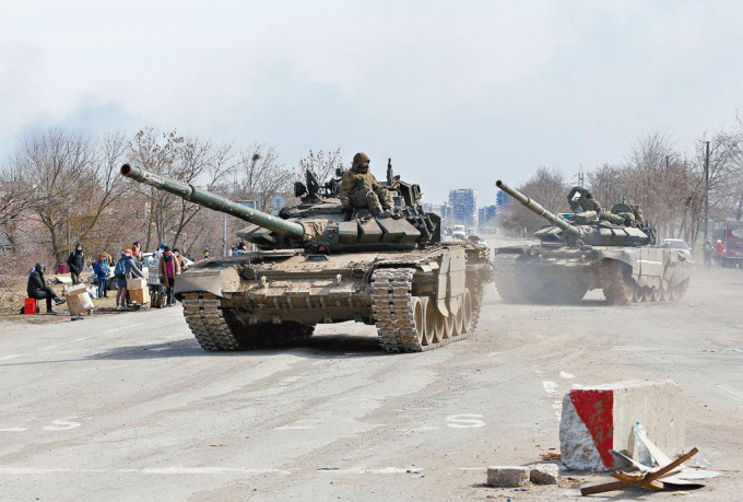 亲俄武装成员乘坦克进入马里乌波尔近郊。 