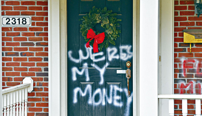■麦康奈尔的寓所门外被喷上「我的钱在哪」字句。