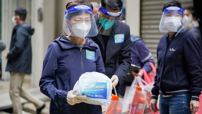 林鄭月娥到中西區一幢三無大廈派防疫服務包。