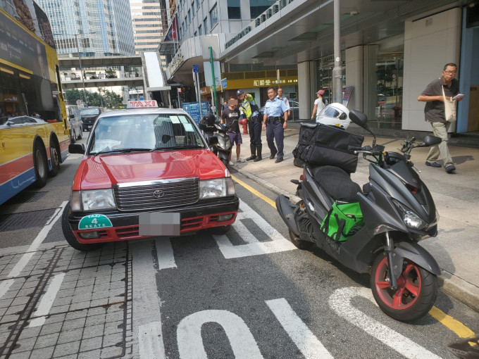 涉事的士及電單車。 蔡楚輝攝