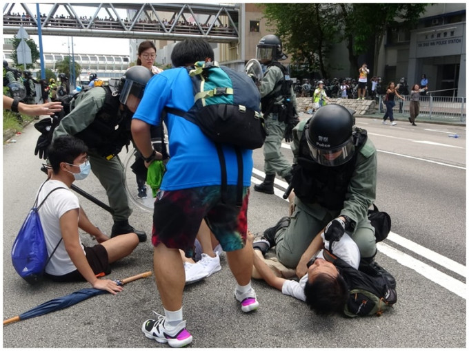 警方今日至少拘捕82人，当中76人来自天水围。