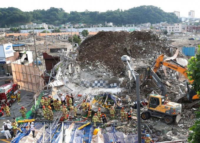 南韩光州一幢正在拆卸中楼宇倒塌，至少9死8伤。AP图