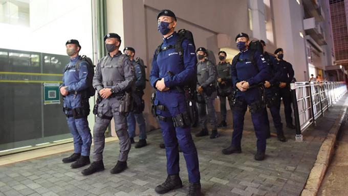反恐特勤隊、機場特警組及鐵路應變部隊進行高姿態反恐巡邏。