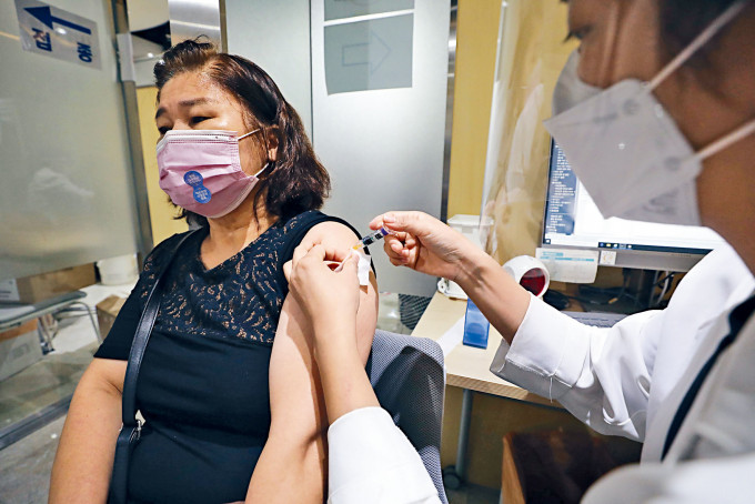 首尔医护人员昨日为市民打流感针。
