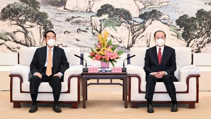 广东省委书记黄坤明会见台湾亲民党主席宋楚瑜。