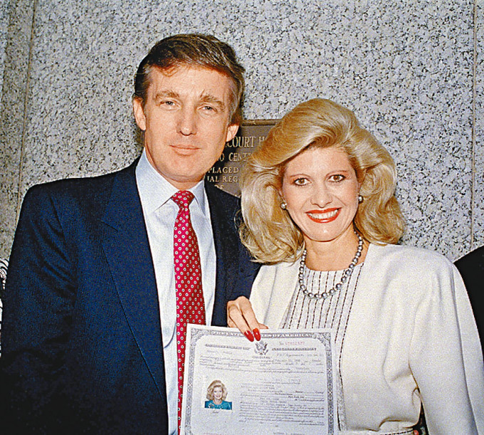 一九八八年五月，特朗普与刚取得美国公民身分的伊万娜。