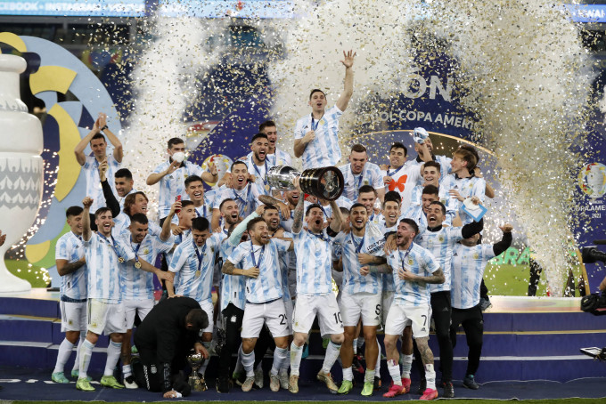 阿根廷在巴西國土上捧盃。AP